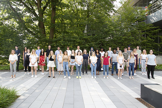 Gruppenbild KIT Absolventinnen und Absolventen (Azubis)